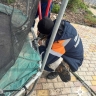 В Уфе спасатели помогли собаке, застрявшей лапой в пружинах батута