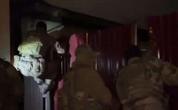 Двое жителей Южно-Сахалинска прописали у себя 77 мигрантов