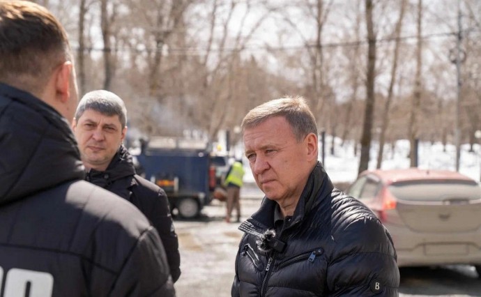 Мэр Южно-Сахалинска Сергей Надсадин проверил, как городские дороги ремонтируют литым асфальтом
