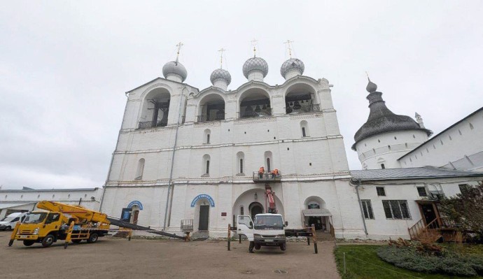 Начался монтаж подсветки Успенского собора и соборной звонницы Ростовского кремля