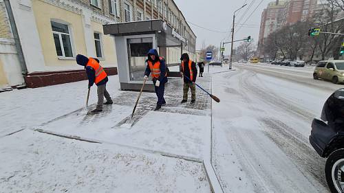 В Благовещенске очистили почти 100 автобусных остановок за неделю