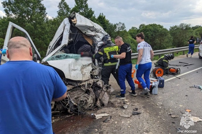 Пострадавшего в ДТП извлекали из машины с помощью гидравлического инструмента