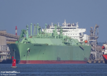 Застрявший на Северном морском пути газовоз почти добрался до Китая