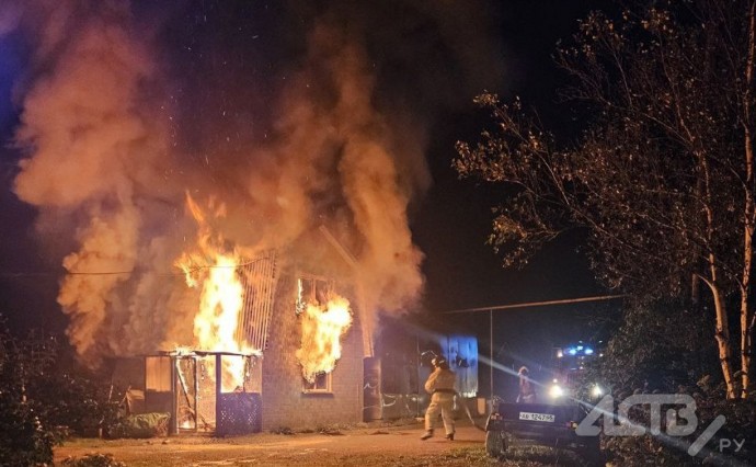 Двухэтажная частная баня полыхала в Дальнем Двухэтажная частная баня полыхала в Дальнем