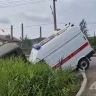 Скорая помощь и отечественный микроавтобус оказались в кювете в Углегорске