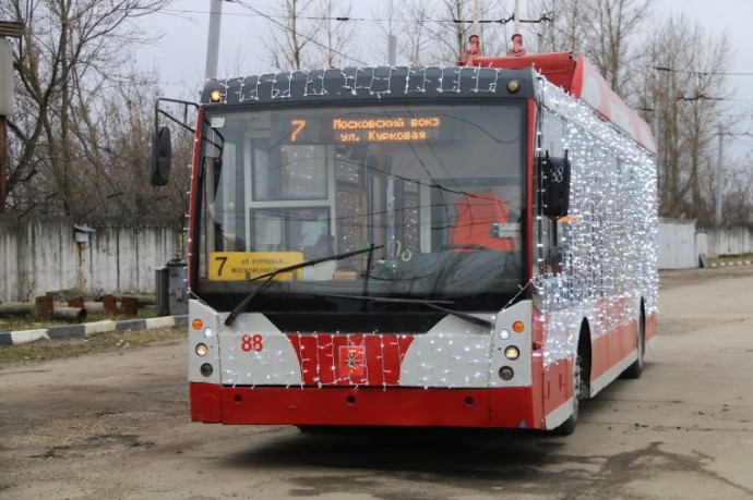 Тульские трамваи, троллейбусы и автобусы одели в новогодние гирлянды
