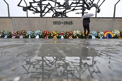 С венков у мемориала Дахау срезали российские и белорусские ленты