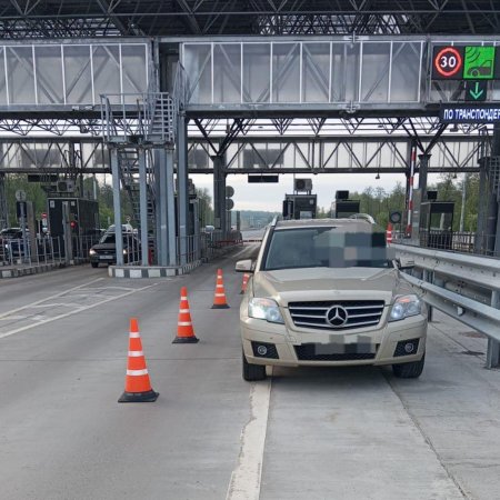 В Уфе «Мерседес» сбил шлагбаум вместе с камерой видеонаблюдения