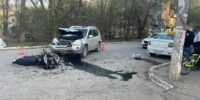В Астрахани подростки на мопеде попали в аварию в двумя авто