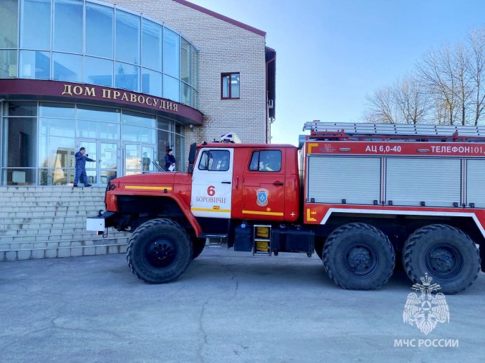 На условном пожаре в Боровичах спасли человека