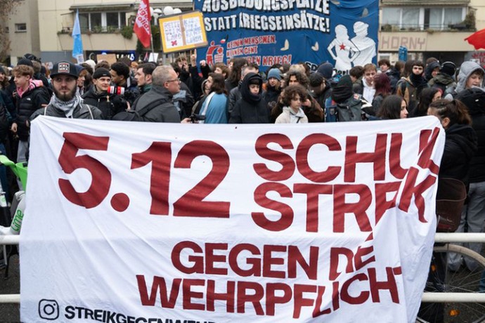 Германия — Бундестаг голосует — школьники выходят на улицы