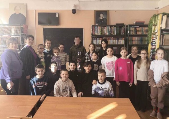 В Астраханской области участник СВО навестил учителей в родной школе