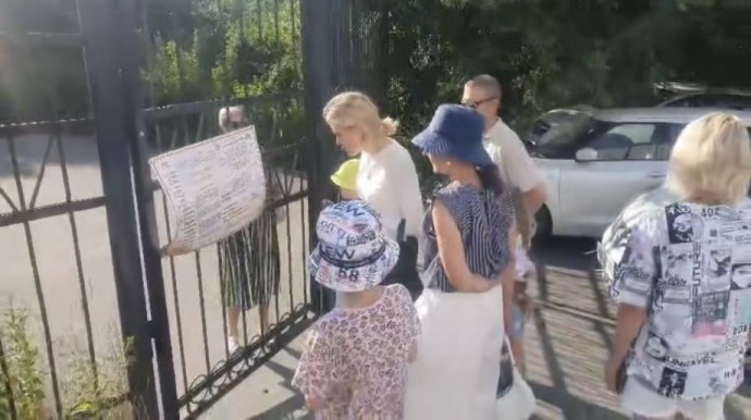 «Не могут пройти ни дети, ни люди»: недовольные закрытым стадионом родители пишут петицию президенту