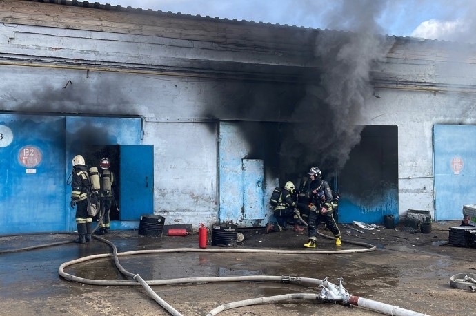 В Коврове пожарные вынесли баллоны с пропаном из горящего гаража