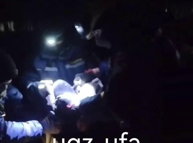 Спасатели в Уфе вытащили женщину, упавшую в глубокую яму Спасатели в Уфе вытащили женщину, упавшую в глубокую яму