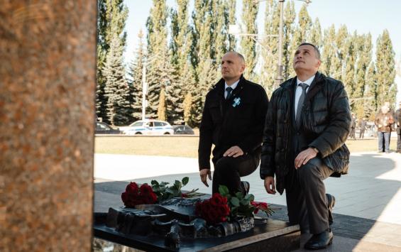 Хинштейн возложил цветы к памятным местам Курска Хинштейн возложил цветы к памятным местам Курска