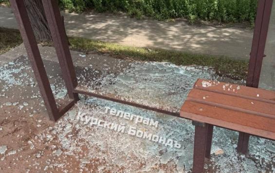 В Курске неизвестные повредили стекло на остановке «Планерная»