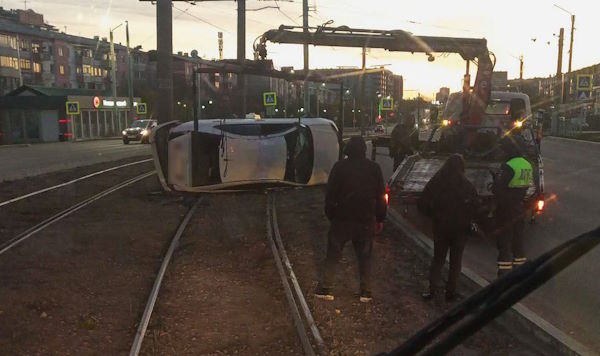 В Улан-Удэ пьяный водитель вылетел на трамвайные рельсы и перевернулся В Улан-Удэ пьяный водитель вылетел на трамвайные рельсы и перевернулся