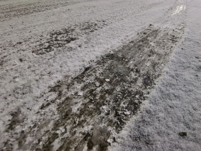 На трассе в Приангарье большегрузы встали на ночь На трассе в Приангарье большегрузы встали на ночь