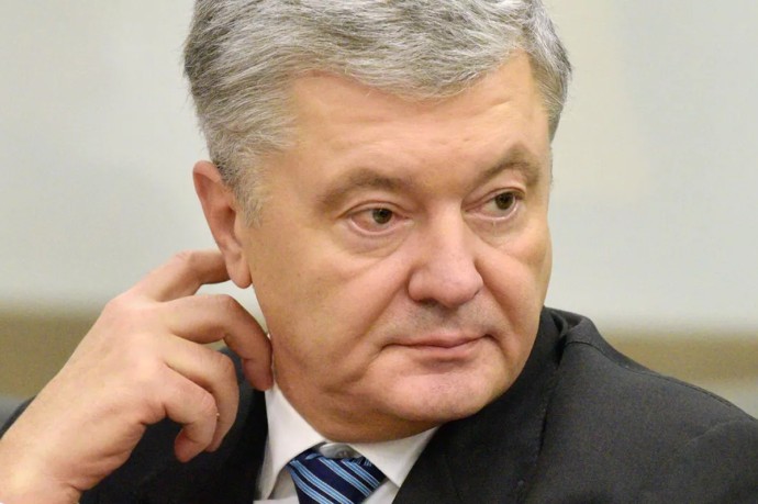 Порошенко* в интервью Politico: нападки на критиков дадут Западу повод отказать в поддержке