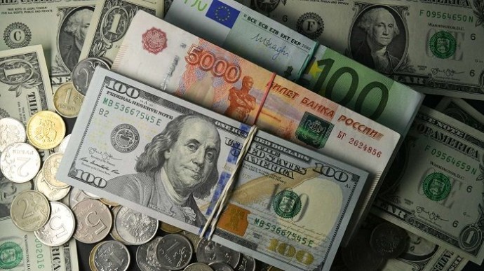 Рубль ослаб к доллару и евро до минимума с апреля текущего года