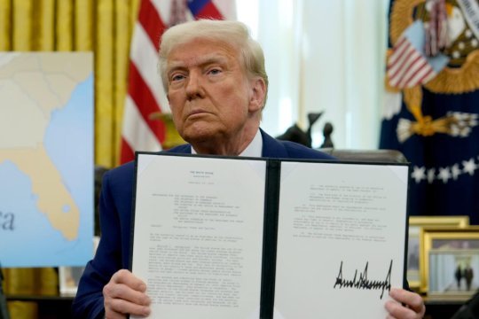 Трамп объявил о введении дополнительных 100-процентных пошлин на товары из КНР