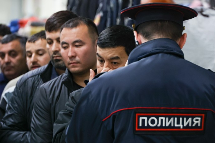 Полицейские обнаружили более ста нелегальных мигрантов на фабрике в Реутове