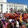 Волонтеры Якутии раздают ленточки и флажки в цветах триколора