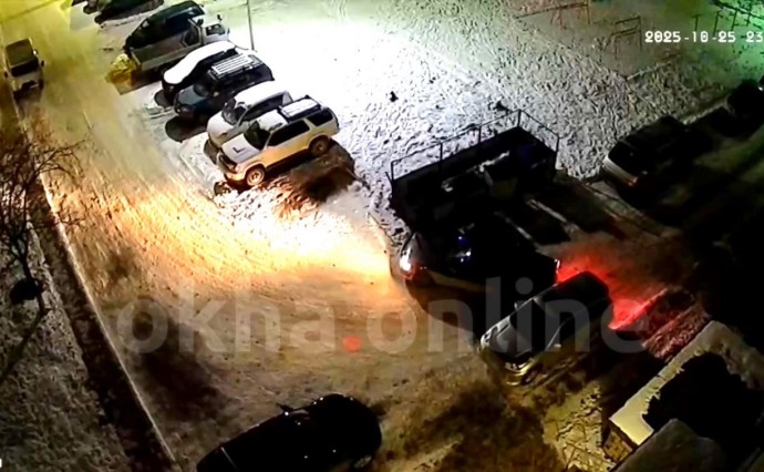 Металл пробит насквозь: седан врезался в контейнерную площадку и машину в Охе Металл пробит насквозь: седан врезался в контейнерную площадку и машину в Охе