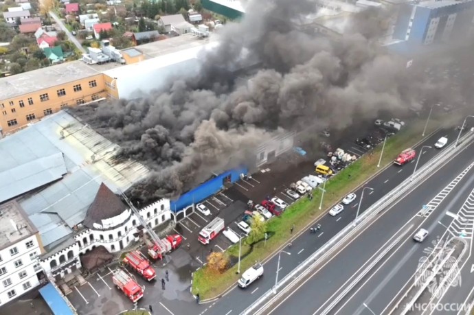 В Пушкино на площади 2500 кв. метров горит предприятие по производству автомобильных масел В Пушкино на площади 2500 кв. метров горит предприятие по производству автомобильных масел