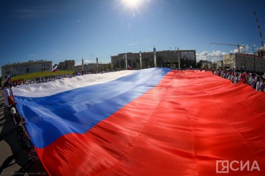 Огромный российский флаг развернули в центре Якутска