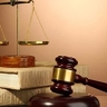 Суд обязал магазин компенсировать покупателю ношение летней обуви зимой
