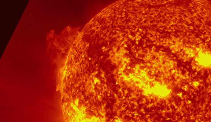 От Солнца оторвался гигантский протуберанец