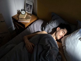 Зимой циркадные ритмы нарушаются из-за темноты — сомнолог Роман Бузунов