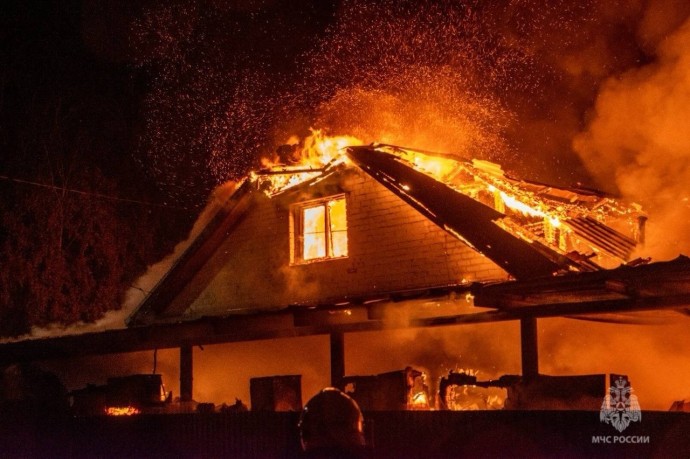 В Башкирии сгорели дом и семь автомобилей В Башкирии сгорели дом и семь автомобилей