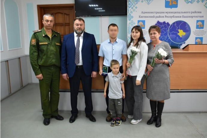 Глава района Башкирии наградил бойца СВО