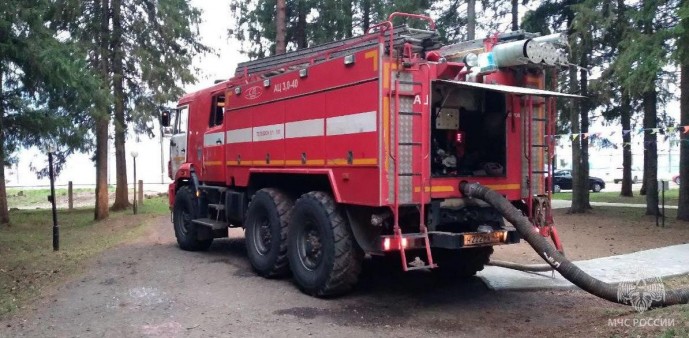В Уржуме сгорел автомобиль, в Кирове — баня: спасатели подвели итоги дежурства