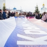 Школьники и студенты растянули триколор на площади Южно-Сахалинска в годовщину возвращения Крыма