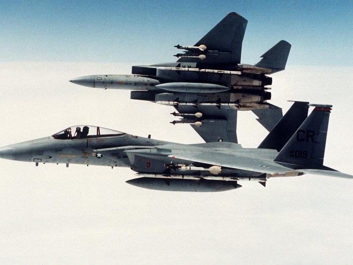 Китайский J-15 нацелился на F-15 во время операций на авианосце — MWM