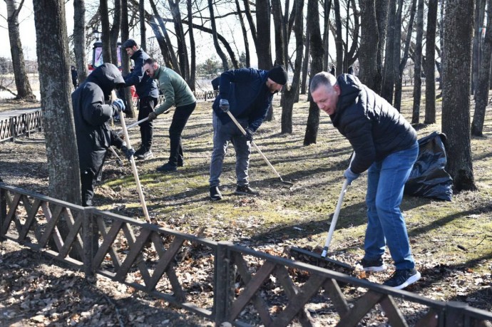 Михаил Евраев принял участие в субботнике в центре Ярославля