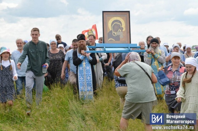 Под Магнитогорском сотни южноуральцев прошли с иконами вокруг озера