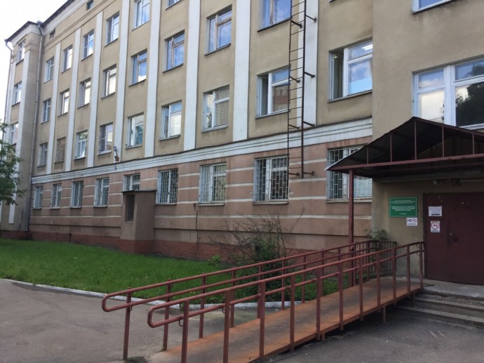 Костромская управляющая компания сообщила в суде, что жительница дома упала в открытый люк добровольно