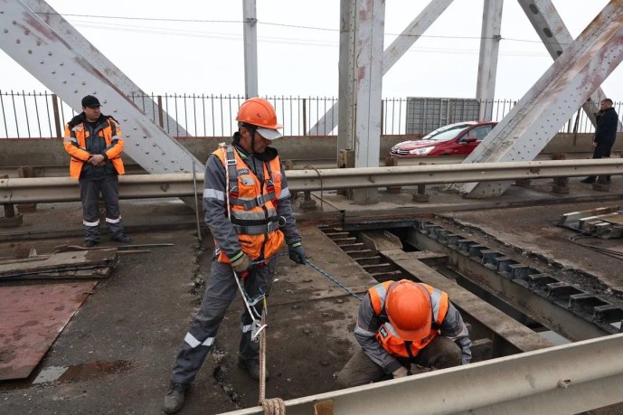 Старый мост в Астрахани открывают раньше времени: ремонтники работали круглые сутки Старый мост в Астрахани открывают раньше времени: ремонтники работали круглые сутки
