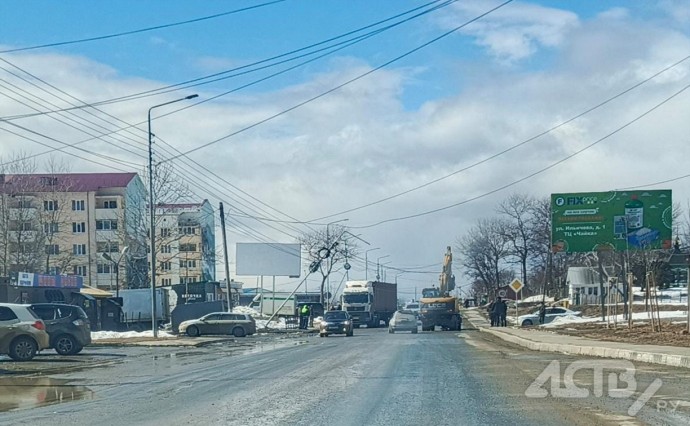 Спецтранспорт зацепил провода и накренил столб в Корсакове