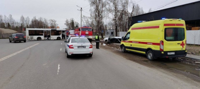 В Кирове столкнулись автобус и легковушка