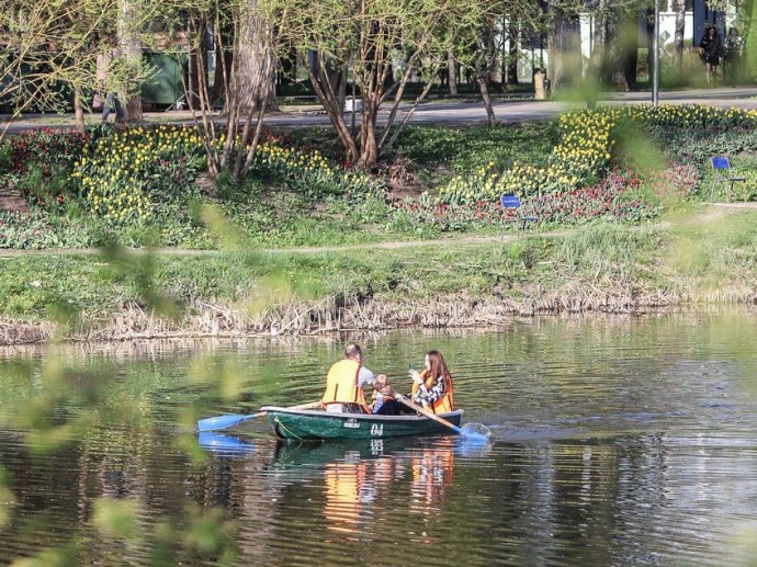 Фото в тюльпанах и посиделки у воды: как белгородцы проводят выходные (фоторепортаж)