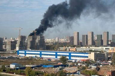 На юге Москвы загорелись верхние этажи 19-этажного строящегося дома