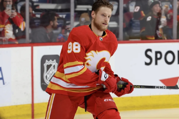 "Колорадо" забрал с драфта отказов защитника Соловьёва "Колорадо" забрал с драфта отказов защитника Соловьёва