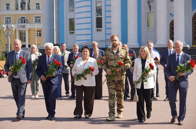 Партийные активисты и молодогвардейцы почтили память жертв теракта в Беслане Партийные активисты и молодогвардейцы почтили память жертв теракта в Беслане