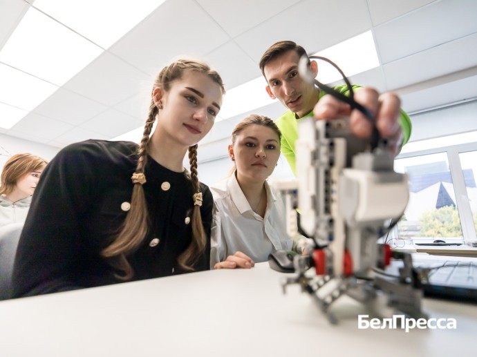 Показать будущее. Зачем молодёжь Белгорода отправили в тур по обновлённым школам Показать будущее. Зачем молодёжь Белгорода отправили в тур по обновлённым школам